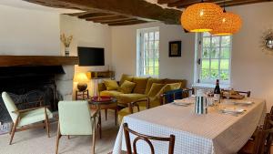 a living room with a table and a couch at Le Clos des Grands Jardins in Giverny