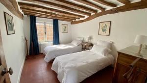 a bedroom with two beds and a window at Le Clos des Grands Jardins in Giverny