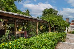 a building with a bunch of plants on it at Mares e Flores by OlaMar Bombinhas in Bombinhas