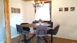 a dining room with a table and chairs at Otto`s Ferienwohnung in Biedenkopf