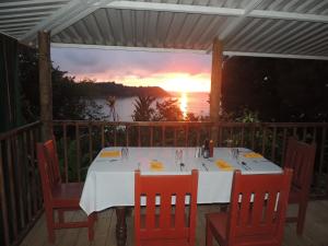 una mesa con vistas a la puesta de sol en una terraza en LookOut DrakeBay, en Drake