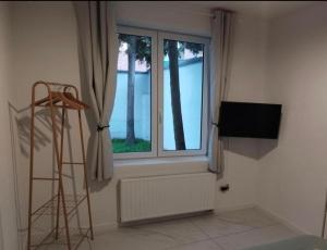 Televisor o centre d'entreteniment de Apartment l'Anil Garden With Garage Private