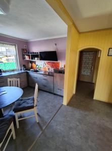 eine Küche mit Tisch und Esszimmer in der Unterkunft Ferienwohnung Eichweg in Bad Sooden-Allendorf