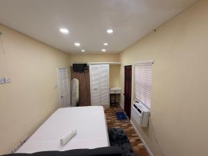 a small room with a bed and a desk at Very Ralaxing in Saint Georgeʼs
