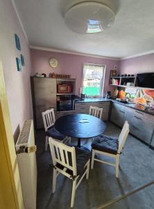 eine Küche mit Tisch und Stühlen in einem Zimmer in der Unterkunft Ferienwohnung Eichweg in Bad Sooden-Allendorf + 32 Fotos