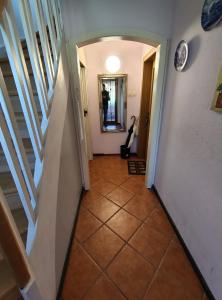 ein Flur mit Treppe und einer Person in einem Spiegel in der Unterkunft Ferienwohnung Eichweg in Bad Sooden-Allendorf