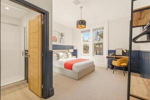 a bedroom with a bed and a desk at The Jam Jar, Newcastle, Jesmond in Jesmond