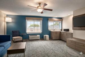 a living room with a couch and a ceiling fan at Holiday Inn Express - Bowling Green by IHG in Bowling Green