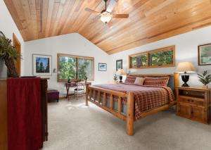 a bedroom with a bed and a wooden ceiling at The Wildwood Lodge in Tahoe Vista