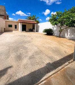 an empty driveway in front of a house at Casa completa, aconchegante com ar condicionado in Montes Claros