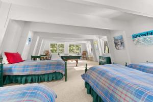 a bedroom with two beds and a pool table at Agate Bay Chalet in Carnelian Bay