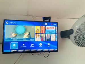 a flat screen tv hanging on a wall next to a fan at Hotel Quinta Don Juan in Tapachula +20 photos
