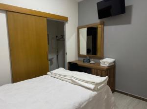a bedroom with a white bed and a mirror at Hermosa Suite Anakoba 6 in La Concha