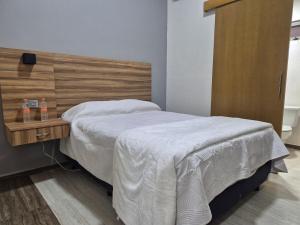 a bedroom with a bed with a wooden head board at Hermosa Suite Anakoba 6 in La Concha