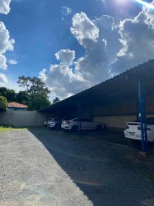 a group of cars parked in a garage at Quartos Privativos em Pousada Familiar Simples e Aconchegante in Itapira