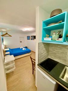 a small bedroom with a blue bed in a room at Appartamento Osnao in Cefalù