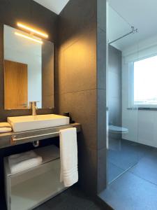 a bathroom with a sink and a mirror at ins Ígnea in Madalena