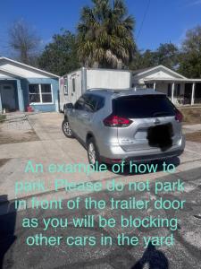 Ein Beispiel, wie man parkt. Bitte nicht. in der Unterkunft Comfy camper in Tampa