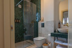 a bathroom with a shower and a toilet and a sink at Habitat Suites III in Craiova +52 photos