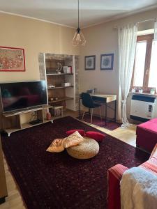 a living room with two bows on a rug at Casetta di Pucci in Capitone