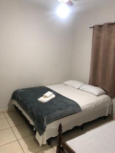 ein Schlafzimmer mit einem Bett, auf dem zwei Handtücher liegen in der Unterkunft Hotel Eldorado in Eldorado