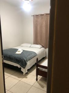 ein Schlafzimmer mit einem Bett in einem Zimmer mit Fenster in der Unterkunft Hotel Eldorado in Eldorado