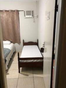 ein kleines Zimmer mit einem Bett und einer Mikrowelle in der Unterkunft Hotel Eldorado in Eldorado + 1 Foto