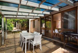 a patio with a table and chairs on it at Retro Reservoir Retreat in Kennington +11 photos