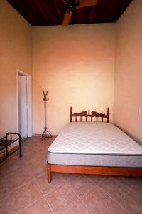 a bedroom with a bed in a room at Casa do Sapê 5 dormitórios em Ubatuba in Ubatuba
