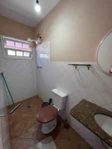 a bathroom with a toilet and a sink at Casa do Sapê 5 dormitórios em Ubatuba in Ubatuba +23 photos