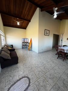 a living room with a couch and a table at Casa do Sapê 5 dormitórios em Ubatuba in Ubatuba