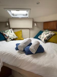 a bedroom with two towels on a bed in a boat at Vilamoura -Boat in Quarteira