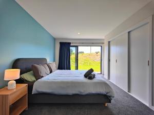 a bedroom with a large bed and a window at Rack n Relax Riverton in Riverton