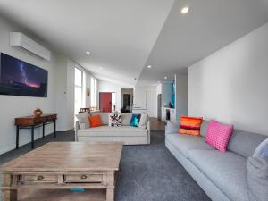 a living room with two couches and a coffee table at Rack n Relax Riverton in Riverton
