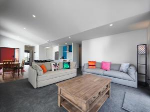 a living room with two couches and a coffee table at Rack n Relax Riverton in Riverton