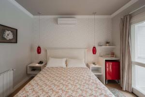 a bedroom with a bed with two white pillows at Doce Canela - Pousada de Charme in Canela
