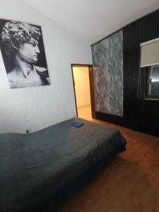 a bedroom with a bed with a picture on the wall at Casa al norte in Aguascalientes