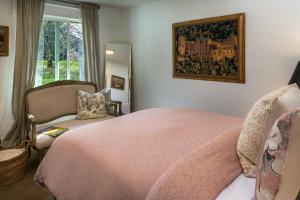 a bedroom with a pink bed and a mirror at King's Queen in Newberg