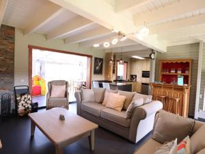 ein Wohnzimmer mit Sofa und Tisch in der Unterkunft Myrabelle in Biron