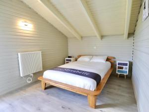 ein Schlafzimmer mit einem Bett in einem kleinen Zimmer in der Unterkunft Myrabelle in Biron
