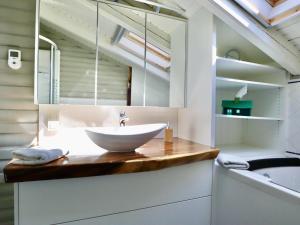ein Badezimmer mit einem weißen Aufsatzwaschbecken auf einer Ablage in der Unterkunft Myrabelle in Biron + 32 Fotos