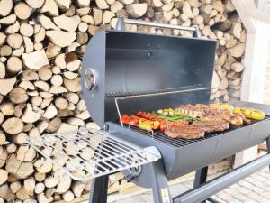 ein Grill mit Würstchen und anderen Speisen darauf in der Unterkunft Myrabelle in Biron