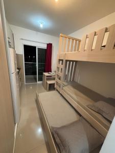 a bedroom with a bunk bed in a room at Estúdio Fit Caiobá - Matinhos in Matinhos