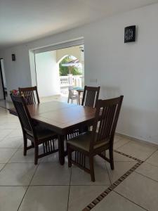 a wooden table and chairs in a dining room at Villa Dulce Caliente au Vauclin in Le Vauclin