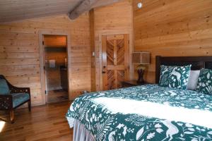 a bedroom with a bed in a log cabin at Trappers Cabin in Beaver Creek