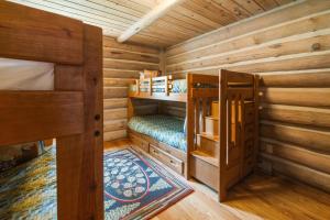 a room with two bunk beds in a log cabin at Trappers Cabin in Beaver Creek +15 photos