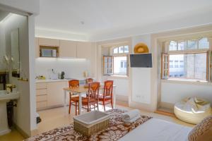 a bedroom with a kitchen and a table and chairs at Casa Matriz Séc. XVI | Double or Twin w/ balcony in Penafiel