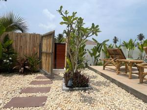 a garden with a bench and a wooden fence at Villa Sabaï • Private Pool • Thong Krut in Nathon Bay