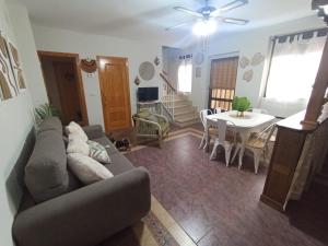 a living room with a couch and a table at El DESAFÍO in Riópar