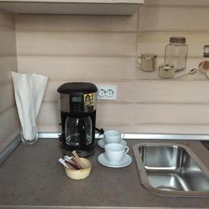 un bancone della cucina con macchinetta del caffè e lavandino di Dinamic Studio Old Town a Bucarest